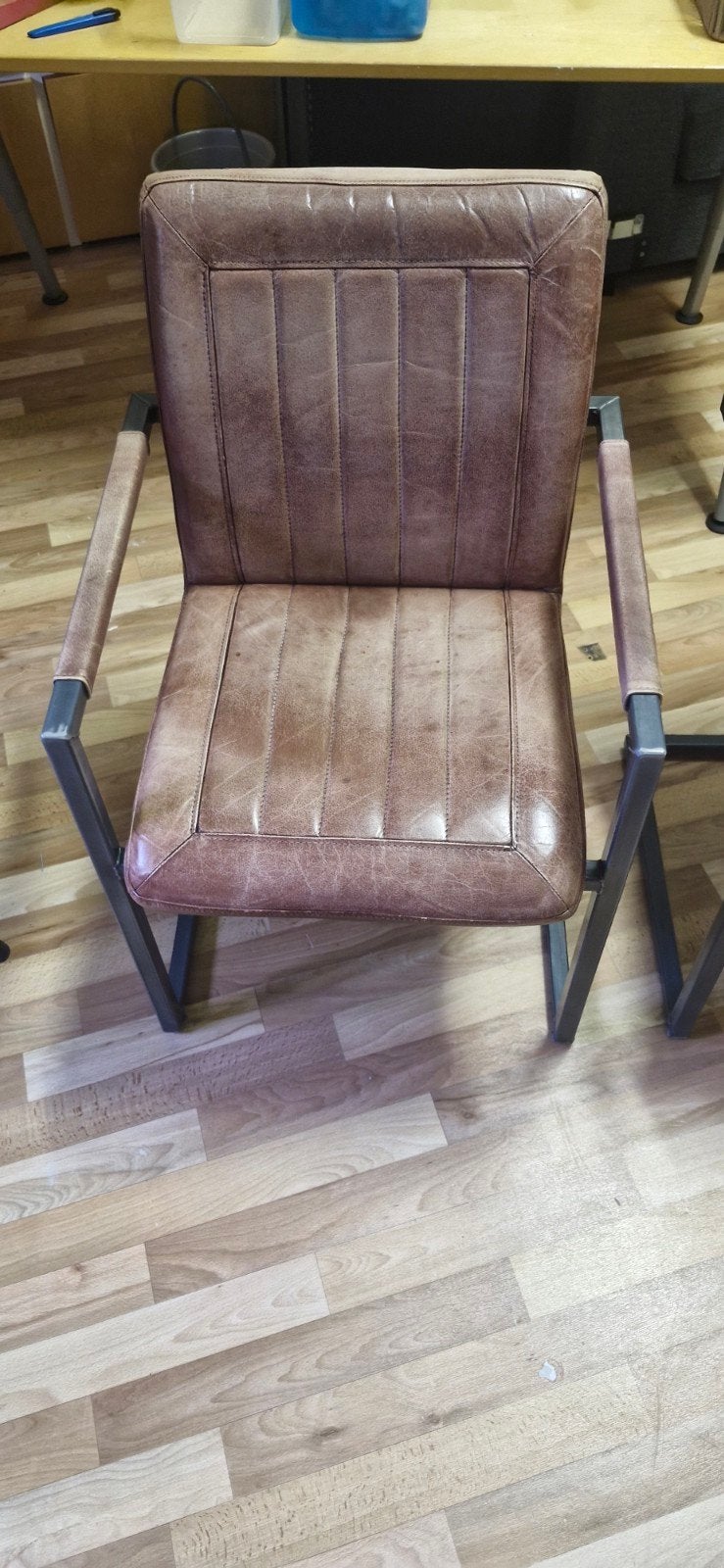 Comfortabele eetkamerstoelen - Bruin leer en metaal, Huis en Inrichting, Gebruikt, Twee, Bruin, Ophalen of Verzenden