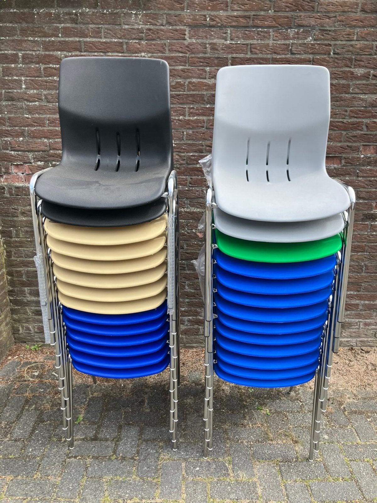 Nieuwe stapelbare stoelen. Stapelstoelen kantinestoelen, Ophalen, Nieuw, Metaal, Vijf, Zes of meer stoelen