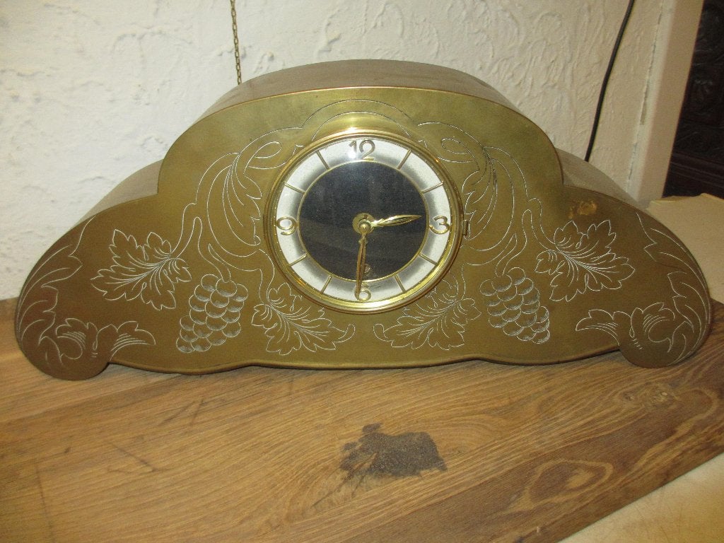Vintage jaren 30 klok messing en gegraveerd met druiven, Antiek en Kunst, Ophalen of Verzenden