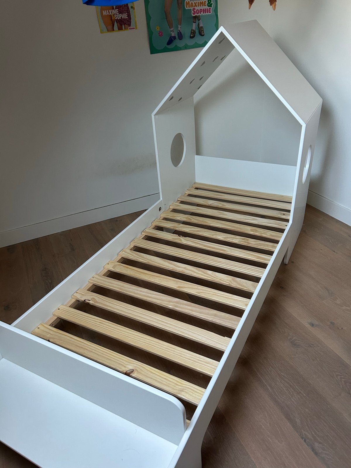 Kinderbed huisje wit met lattenbodem, Kinderen en Baby's, Ophalen, 70 tot 85 cm, Zo goed als nieuw, Lattenbodem