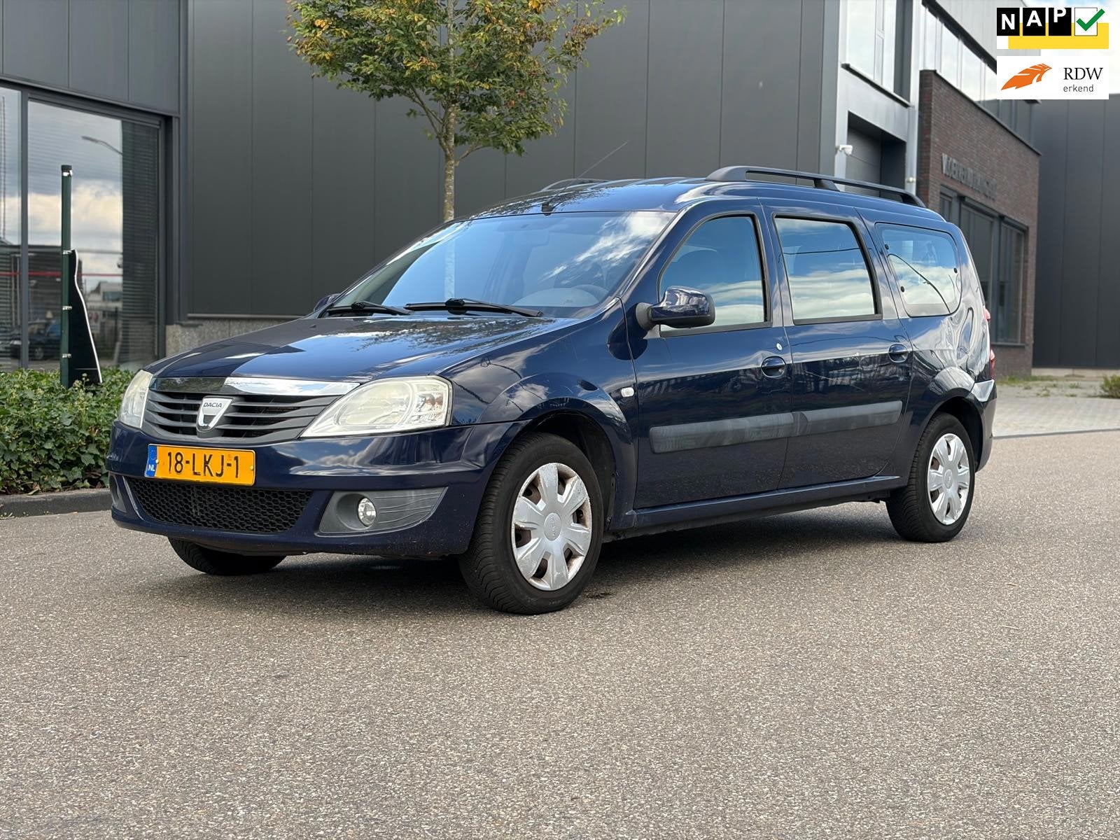 Dacia Logan MCV 1.6-16V Lauréate 7p. Export, Stof, Gebruikt, Blauw, 7 stoelen