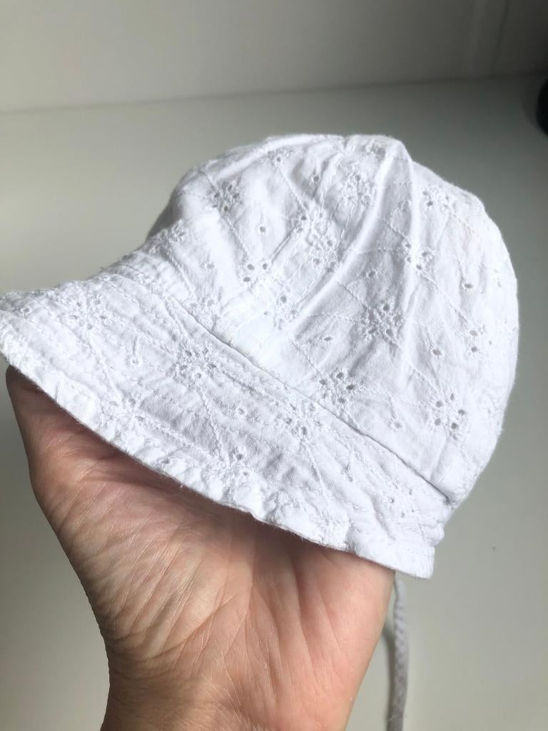 Witte babyhoed broderie 2-4 maanden, Ophalen of Verzenden, Zo goed als nieuw, Jongetje of Meisje, Pakje