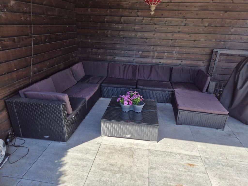 Bijna niet gebruikte loungeset met kussens en tafel, Ophalen