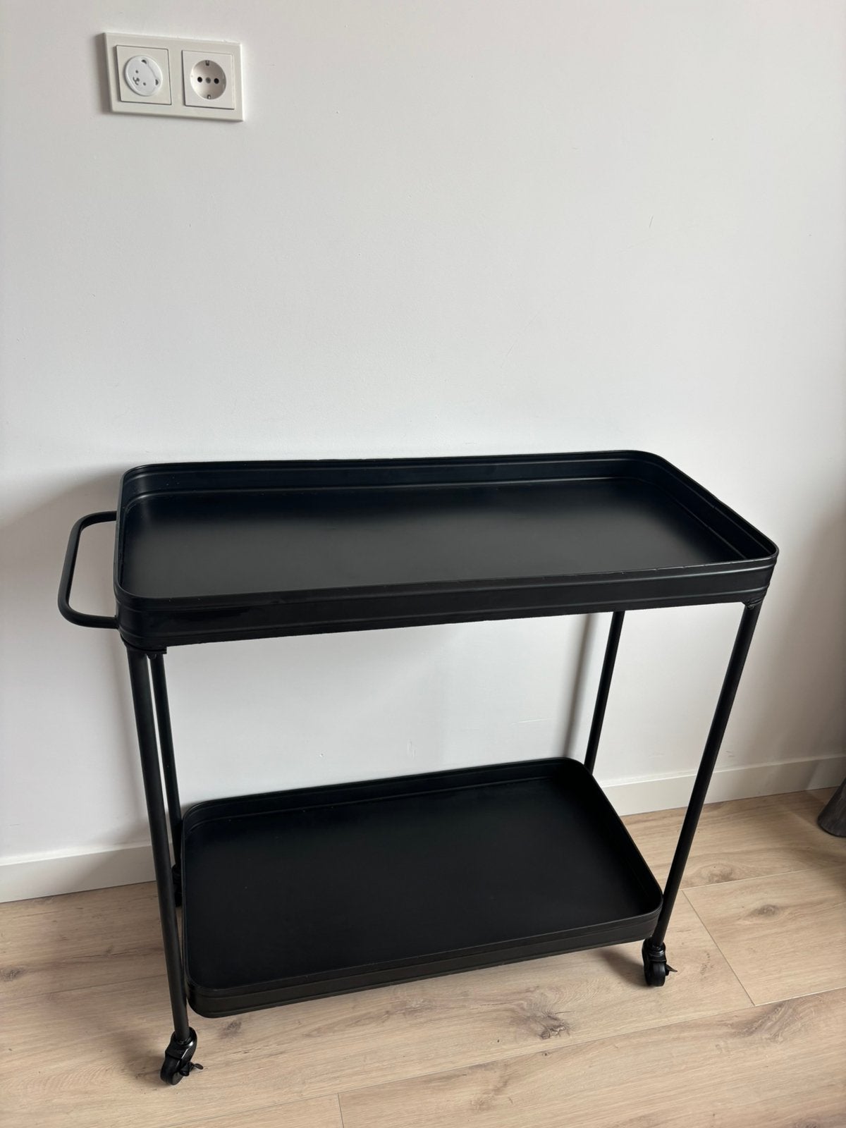 Zwarte metalen trolley, Huis en Inrichting, Tafels | Sidetables, Ophalen, 50 tot 100 cm, Rond, Zo goed als nieuw