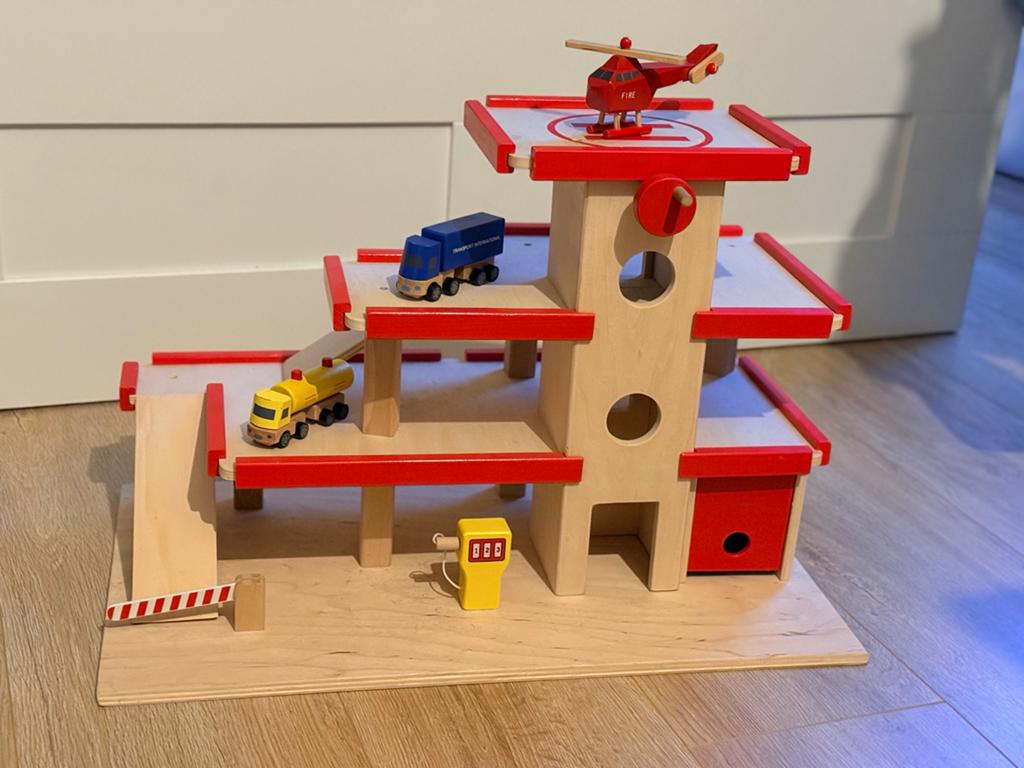 Houten parkeergarage met lift en accessoires, Ophalen of Verzenden, Zo goed als nieuw, Overige typen