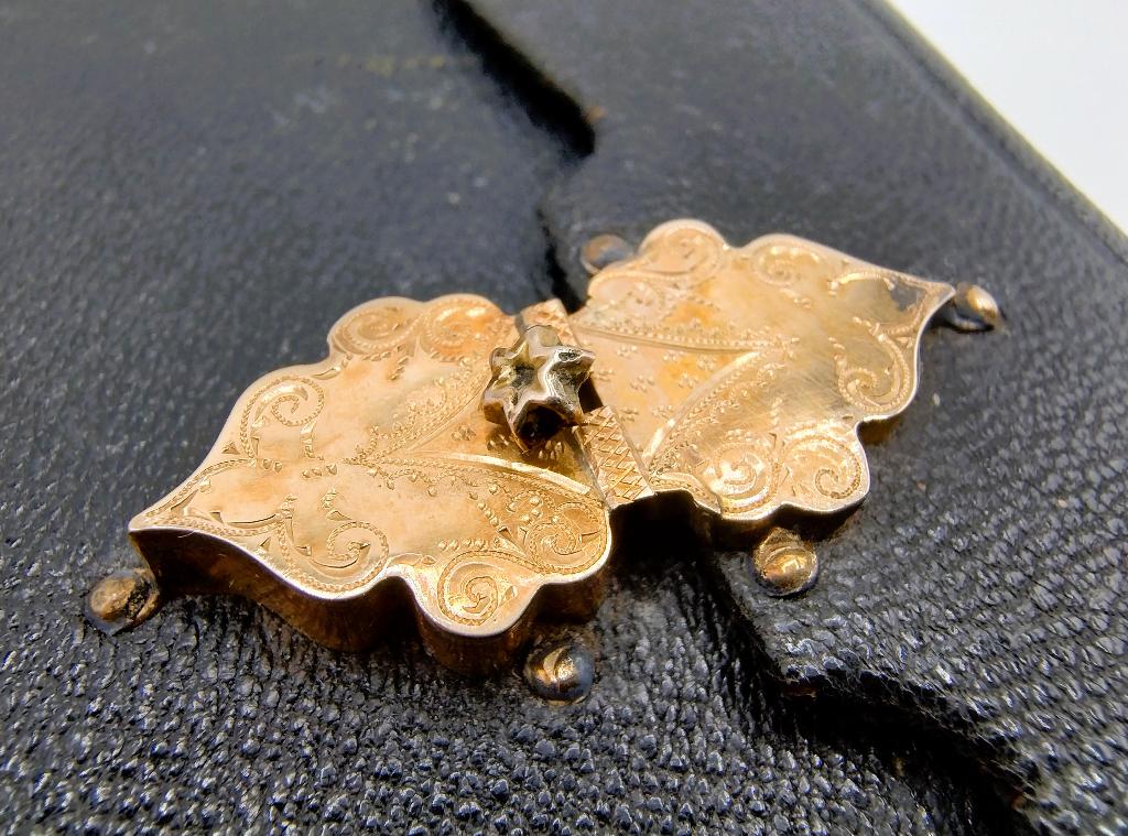 Bijbel met gouden knipslot, L.J. Veerman, Fa. Haeseker, Verzenden, Goud