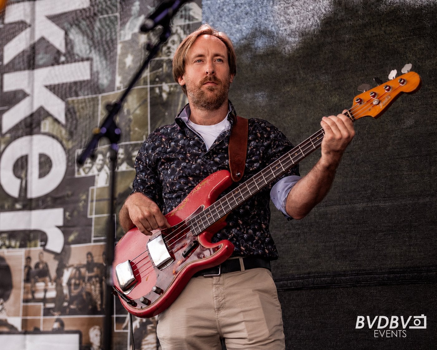 Bassist zoekt muzikant(en) voor trio, Eén persoon