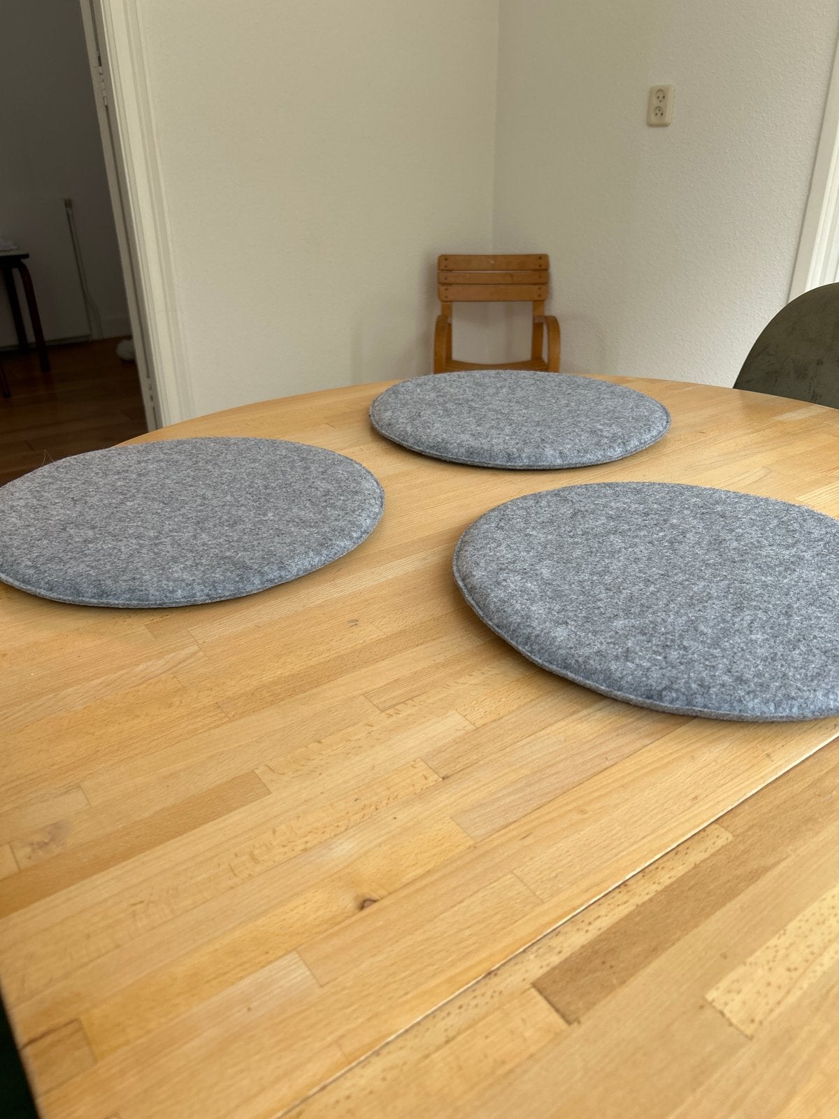 Set van 3 vilten kussentjes voor kruk of bankje, Ophalen of Verzenden, Gebruikt, Grijs, Textiel