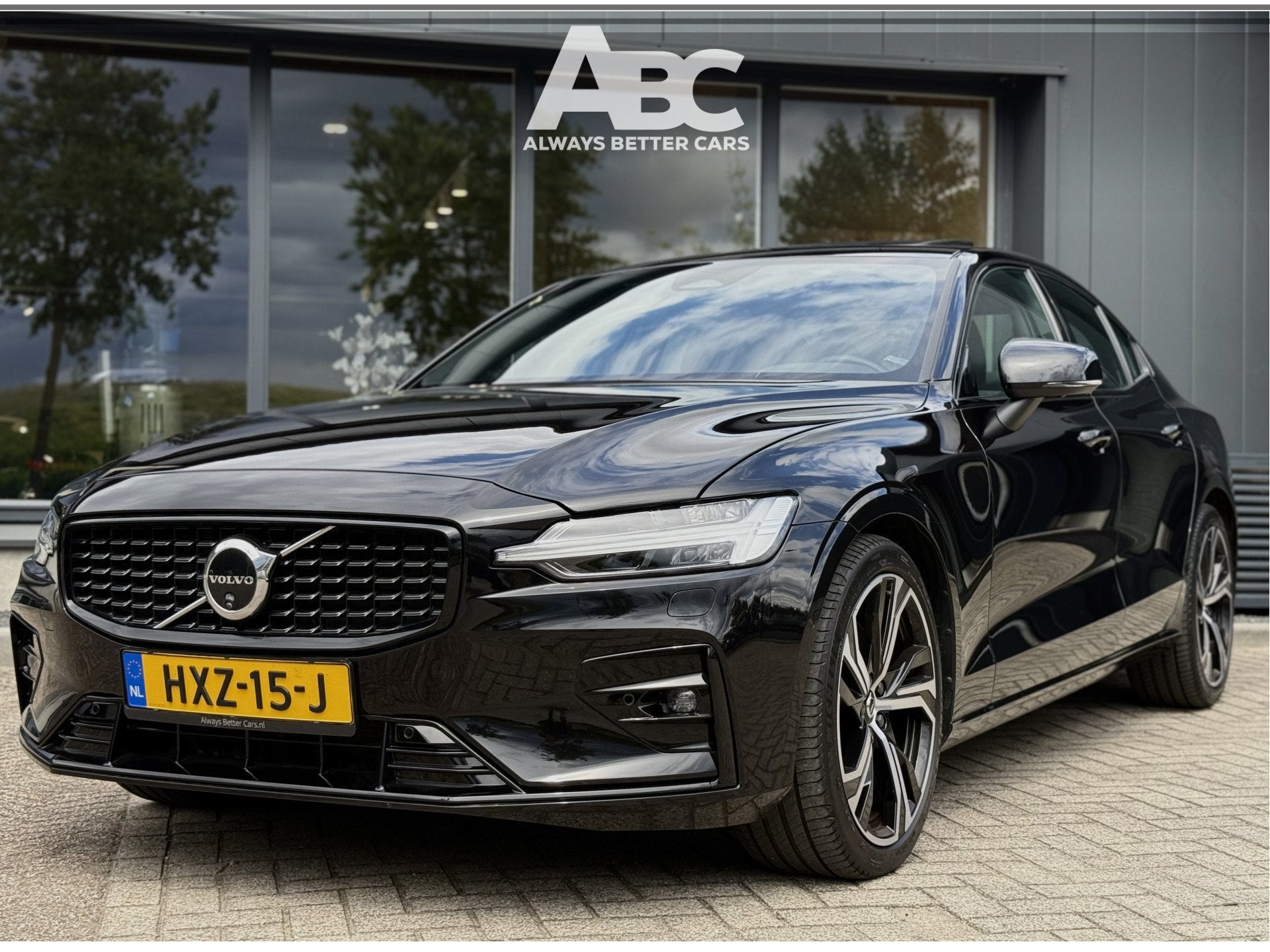 Volvo S60 2.0 B5 R-Design Pano HUD (bj 2024, automaat), Auto's, 15 km/l, 4 cilinders, 1732 kg, Zwart