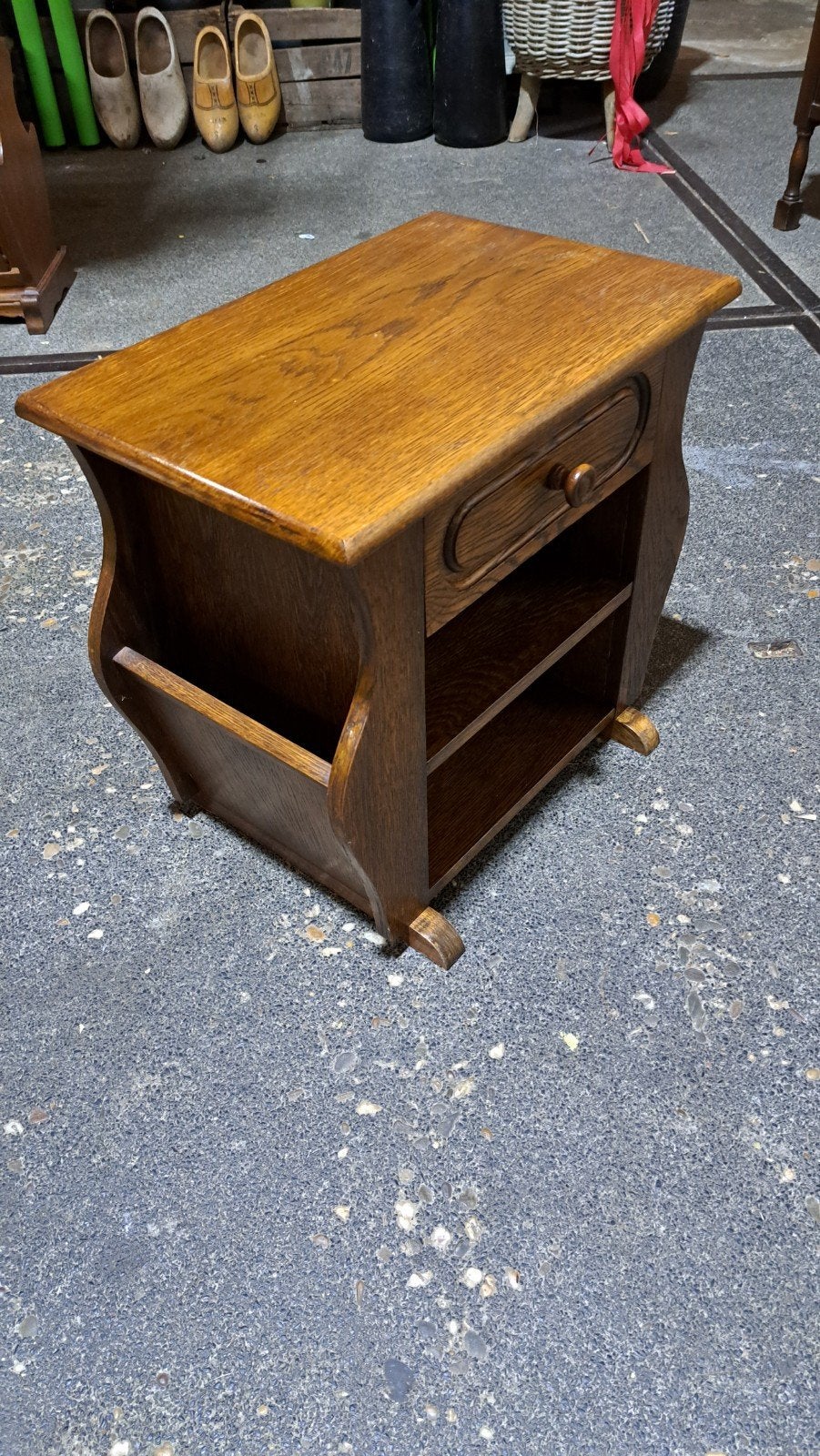 Vintage eiken bijzettafel met lade en tijdschriftenrek, Antiek en Kunst, Ophalen