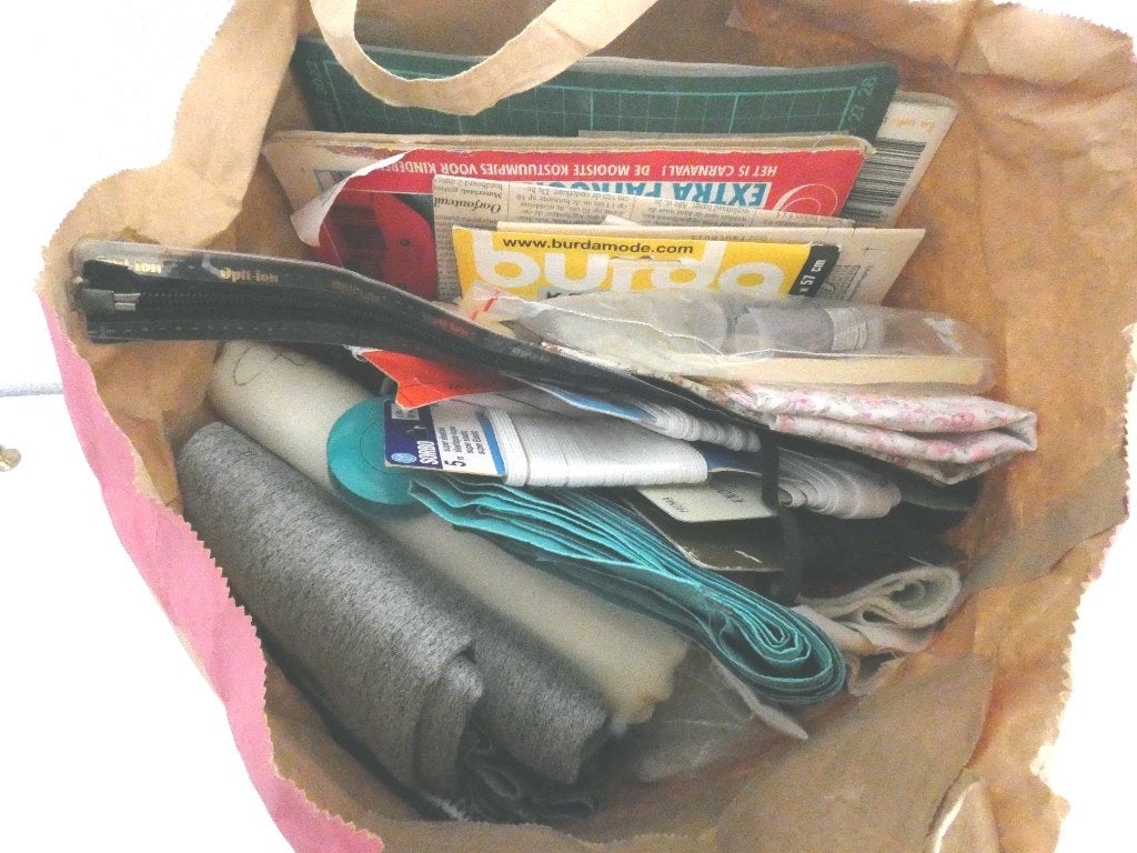 Tas met diversen: stofjes, elastiek, kopieerpapier, Burda, Overige materialen, Gebruikt, Overige kleuren, Ophalen of Verzenden
