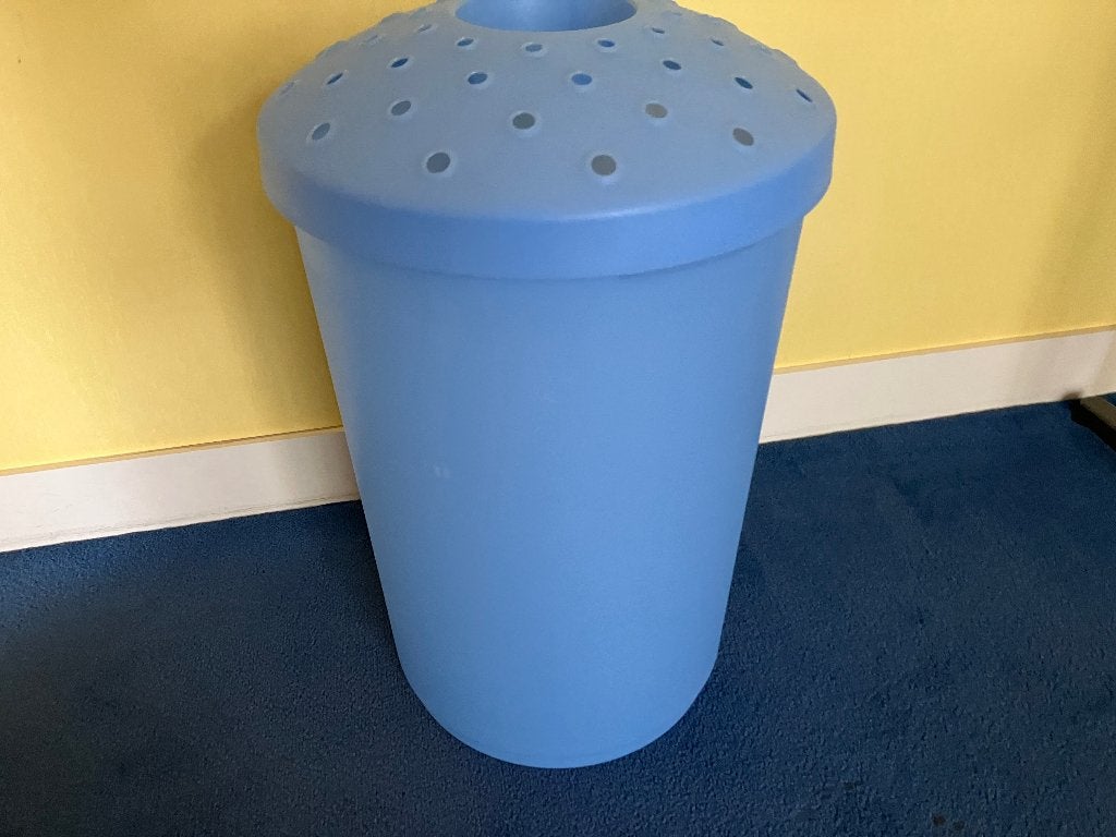 Zeer goede wasmand wasbox kunststof met deksel Curver blauw, Ophalen, Zo goed als nieuw, Blauw, Overige typen
