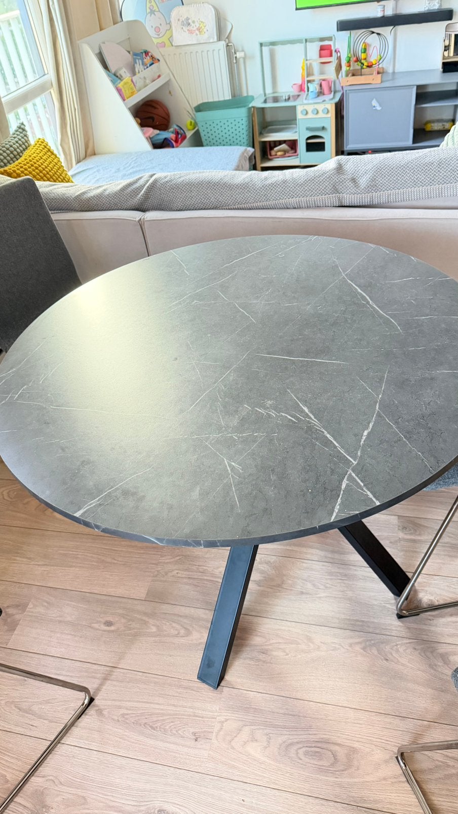 IKEA ronde eettafel met 4 stoelen – Zo goed als nieuw, Huis en Inrichting, Tafels | Eettafels, Ophalen of Verzenden, Zo goed als nieuw