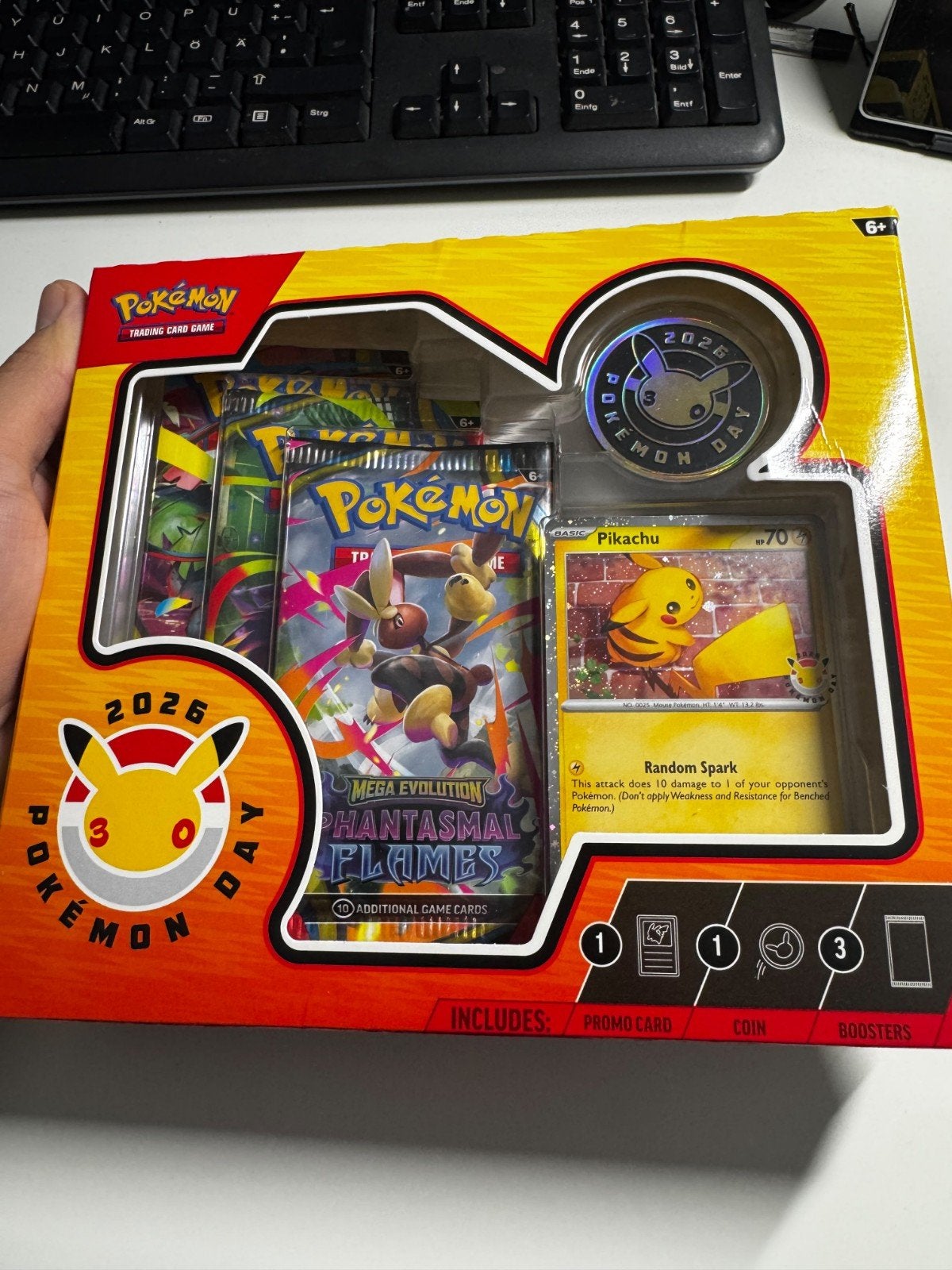 Pokémon TCG: Pokémon Day 2026 Collectie Box, Ophalen of Verzenden, Nieuw, Overige typen