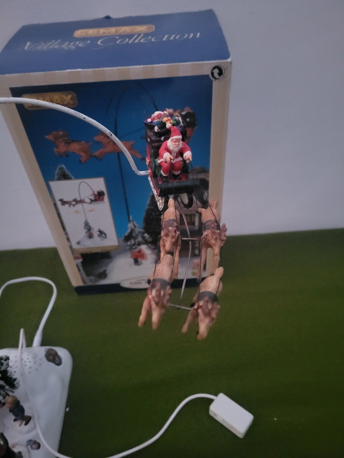 Lemax item: Santa Claus Is Coming To Town, kerstman vliegend, Diversen, Kerst, Ophalen of Verzenden, Gebruikt