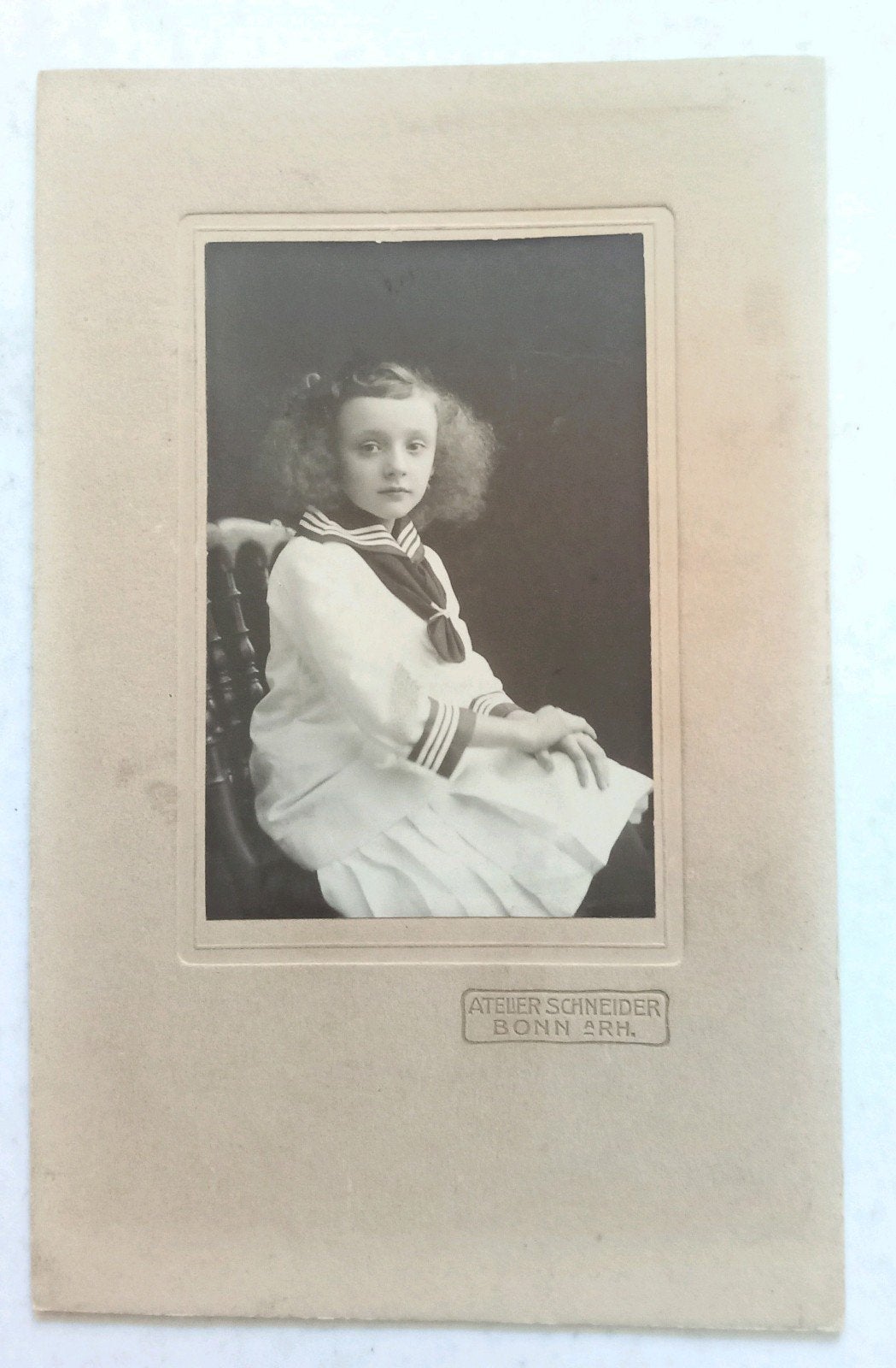 Antieke foto van kind in matrozenpak, Atelier Schneider, Ophalen of Verzenden, Voor 1940, Gebruikt, Kind