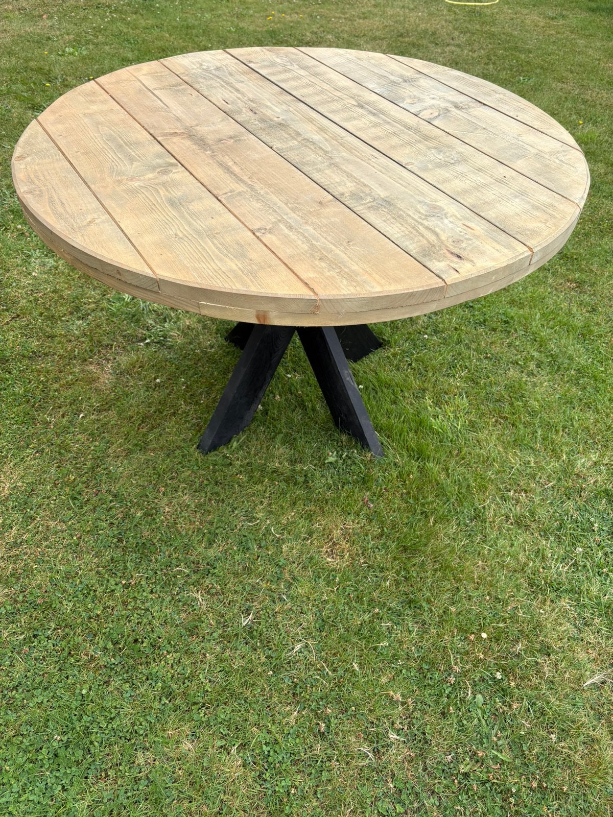 Robuuste ronde houten tafel met zwart houten onderstel, Huis en Inrichting, Tafels | Eettafels, Ophalen, Zo goed als nieuw, Rond