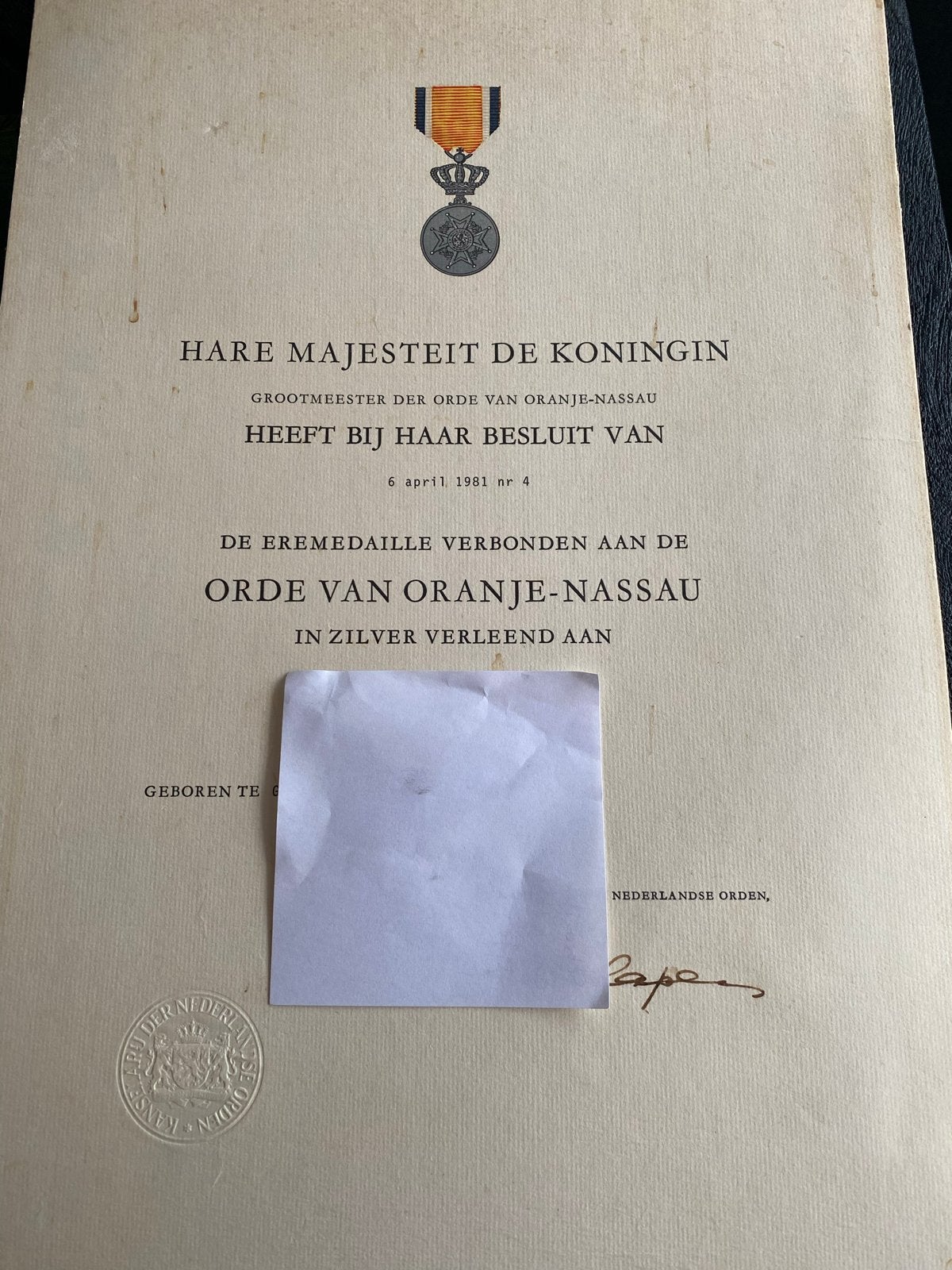 Oorkonde Orde van Oranje-Nassau in Zilver (1981), Ophalen of Verzenden, Gebruikt, Nederland, Overige typen