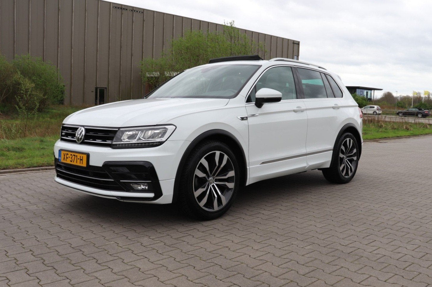 Volkswagen Tiguan 3x R-Line 1.5 TSI ACT 150pk DSG PANO 2019, 4 cilinders, Wit, Origineel Nederlands, 75 €/maand
