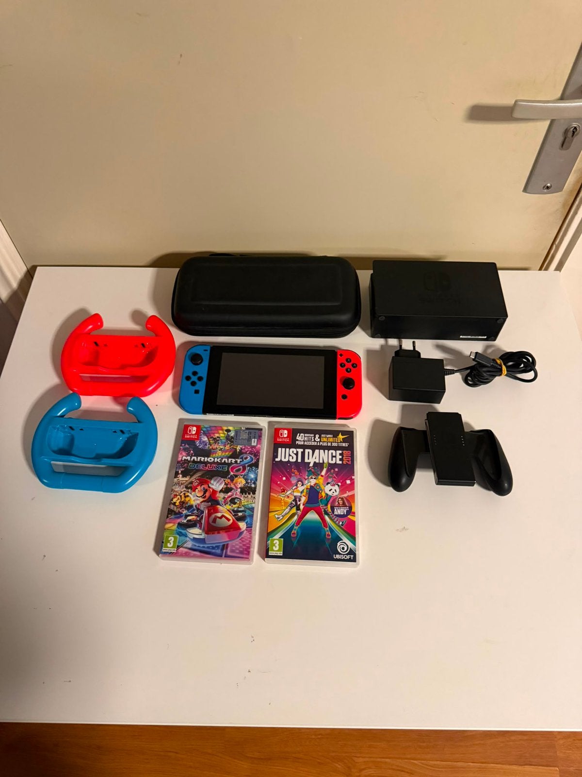 Nintendo Switch + Mario Kart 8 Deluxe / Stuurtjes & Meer, Racen en Vliegen, Ophalen of Verzenden, Zo goed als nieuw, 3 spelers of meer