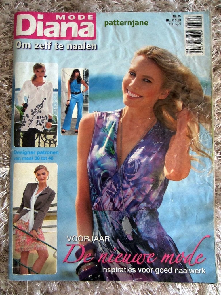 2 bladen vol naai-patronen  diana 85 en simplicity 11, Overige merken, Overige typen, Verzenden, Vrouw