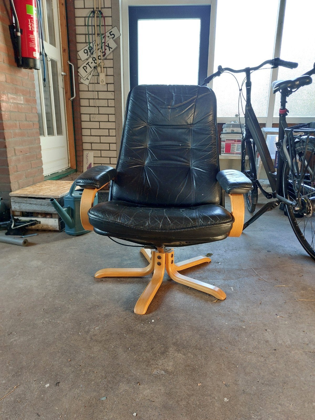 Fauteuil zwart met blank onderstel, Ophalen, 75 tot 100 cm, 50 tot 75 cm