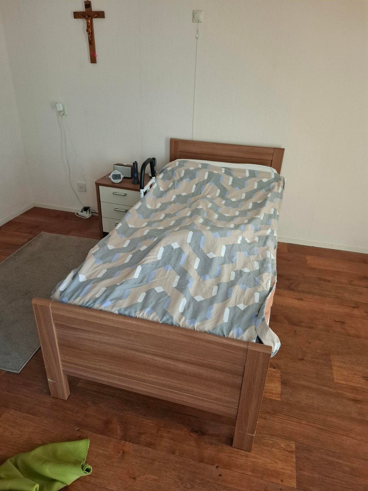 Verstelbaar eenpersoonsbed van Beter Bed plus nachtkastje., Huis en Inrichting, Ophalen, 90 cm, Eenpersoons, Bruin