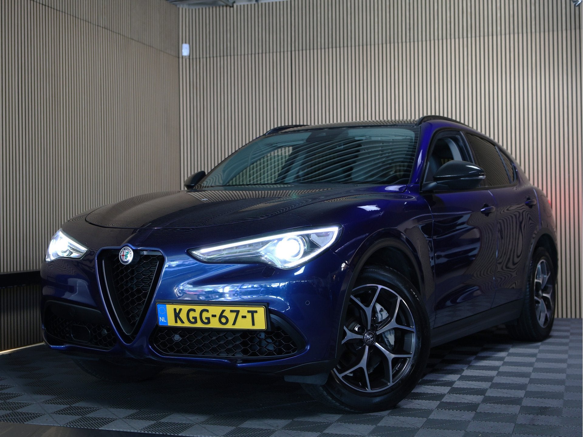 Alfa Romeo Stelvio 2.0 T AWD Super 44000 km ! AVM MEMORY CAM, Auto's, Automaat, 4 cilinders, Blauw, Leder