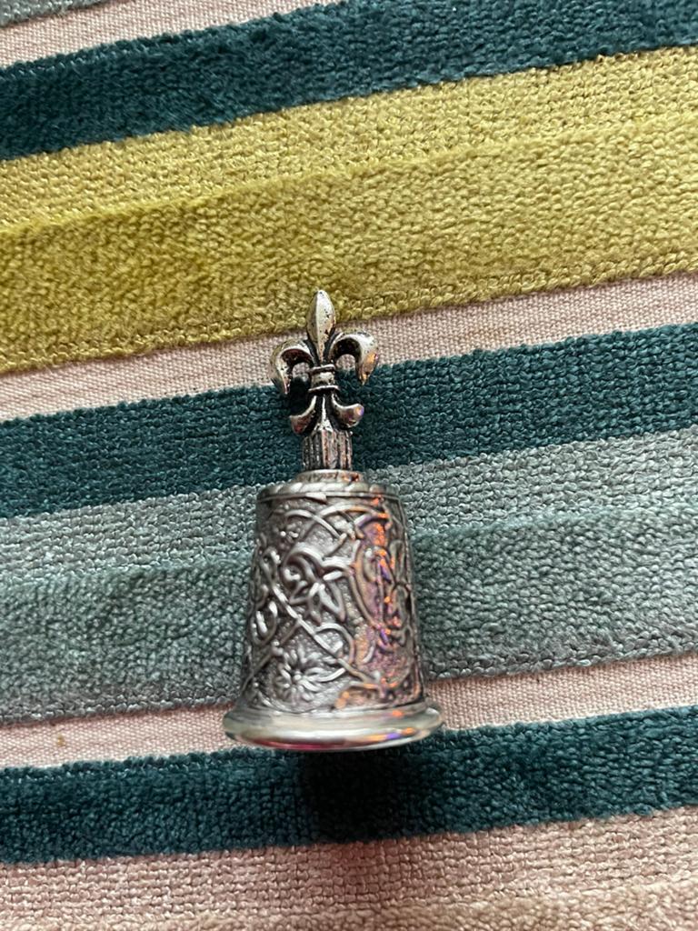 Verzilverd vingerhoedje. Franse lelie., Ophalen of Verzenden