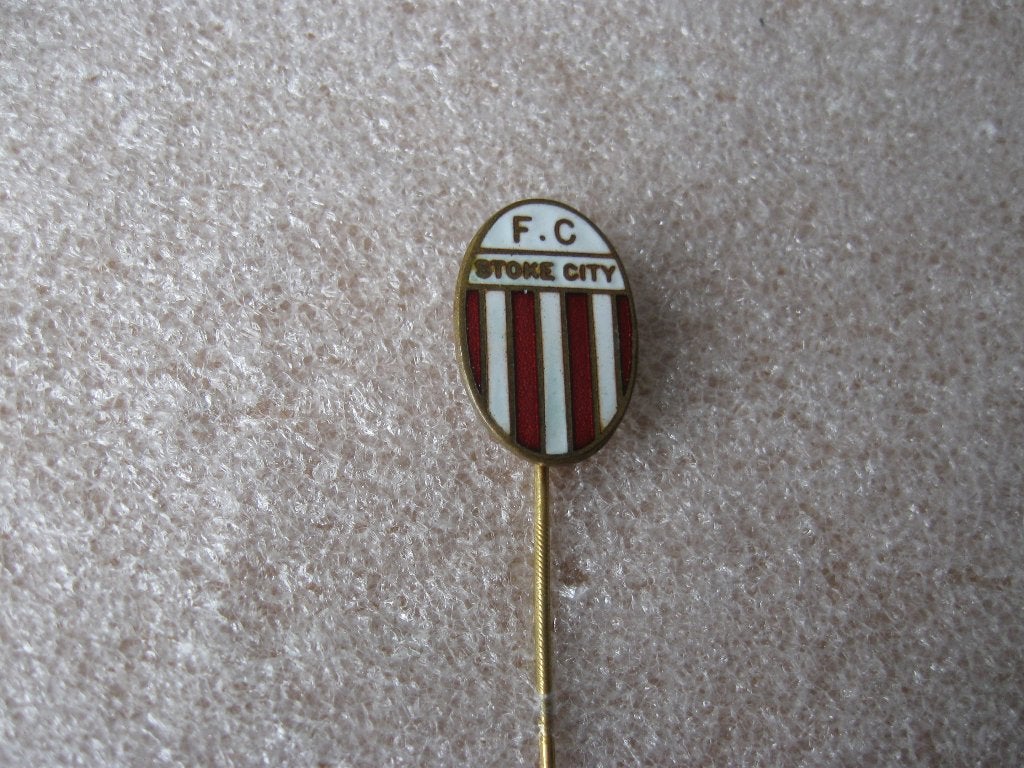 Mooie oude emaille VOETBAL speld FC Stoke city, Verzamelen, Speldjes, Pins en Buttons, Ophalen of Verzenden, Gebruikt, Overige onderwerpen