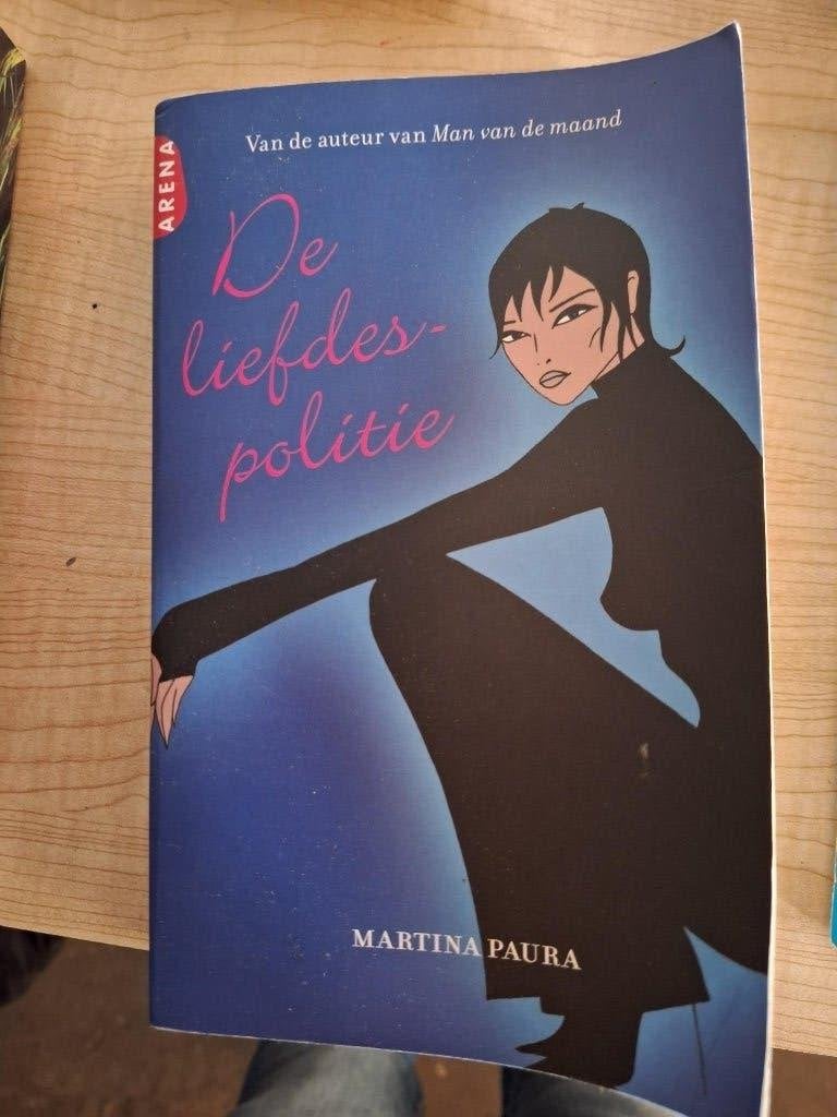 boek de liefdespolitie, Boeken, Romans, Zo goed als nieuw, Ophalen of Verzenden