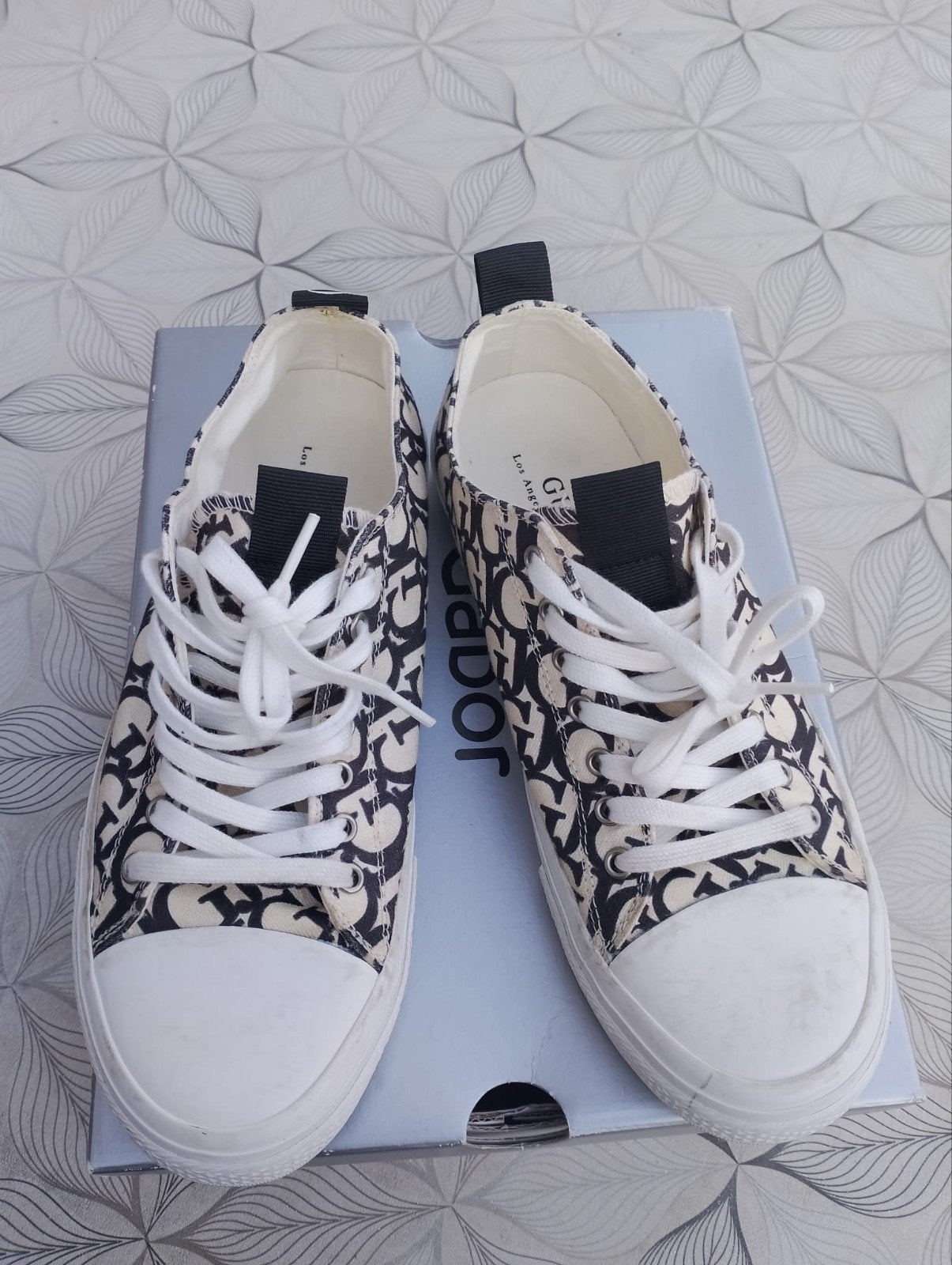 Mooi dames sneakers van GUESS, 40 cream met zwart, Beige, Ophalen of Verzenden, Gues, Sneakers of Gympen