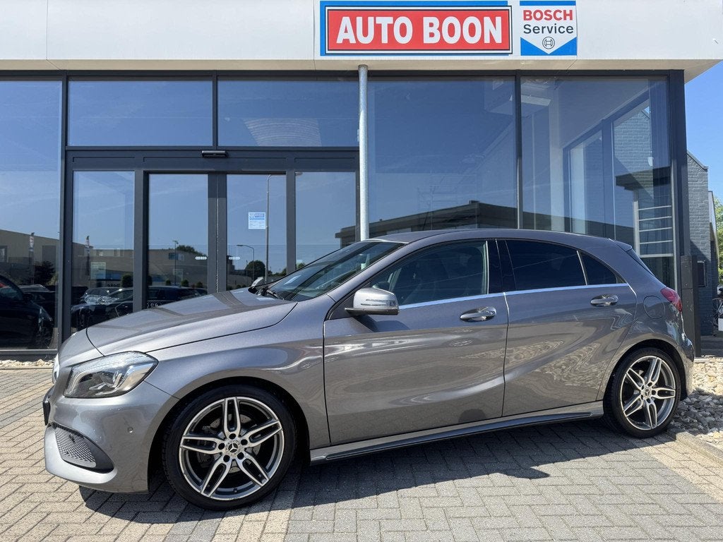 Mercedes-Benz A-klasse 180 AMG-LINE NAVI/LED/18"AMG/2XPDC/S&, Auto's, Voorwielaandrijving, Euro 6, 4 cilinders, Leder en Stof