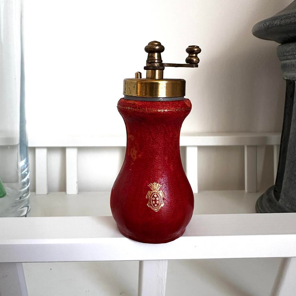Vintage Italiaanse Pepermolen - Rood Leer & Messing, Antiek en Kunst, Ophalen of Verzenden