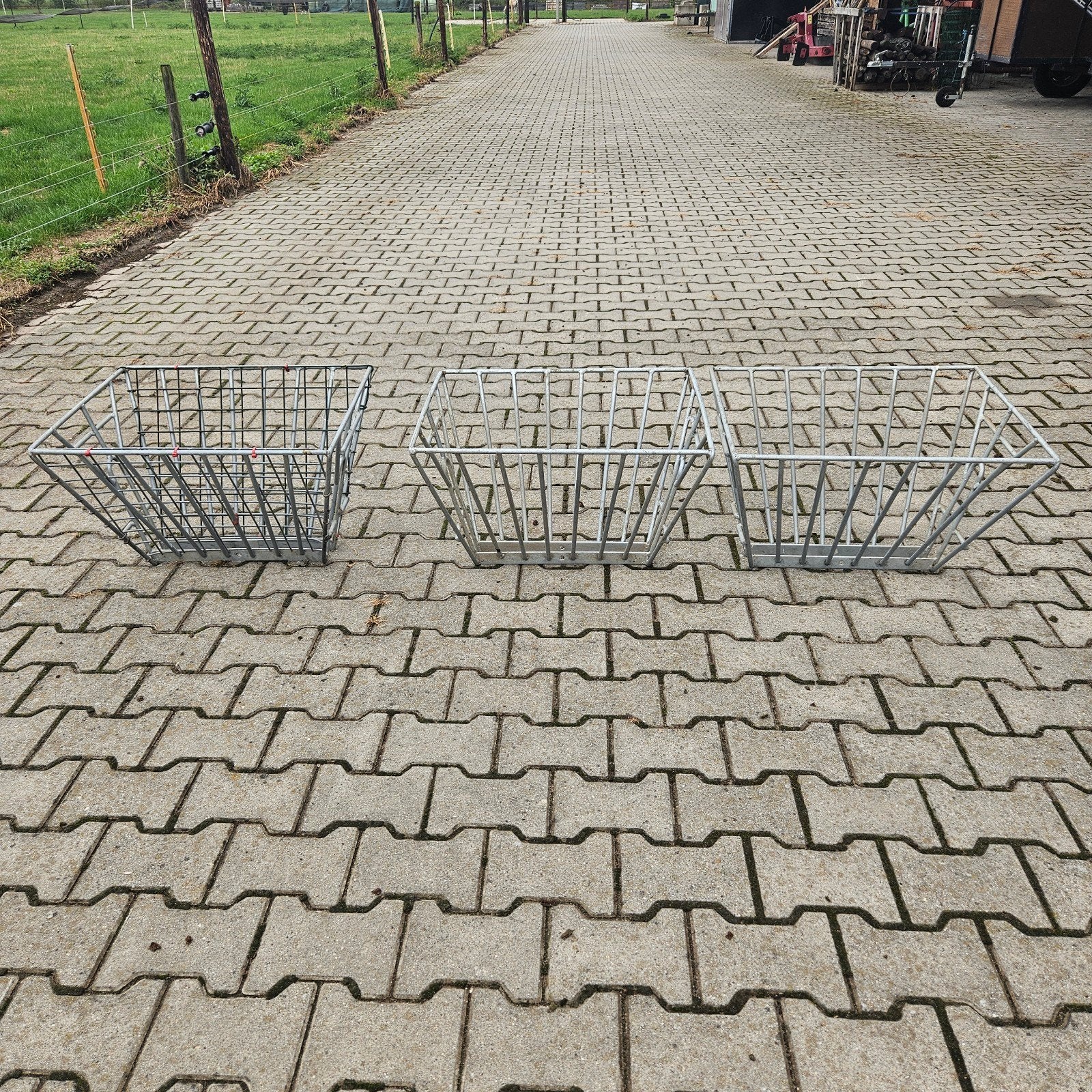 3 zo goed als nieuwe hooiruiven - 60x49x45 cm, Ophalen