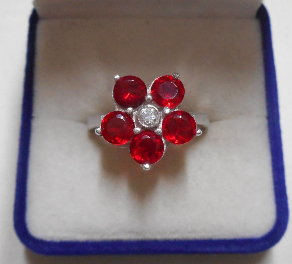 Zilveren ring met rode stenen bloem nr.2395, Sieraden, Tassen en Uiterlijk, Ringen, 18 tot 19, Verzenden, Zo goed als nieuw, Dame