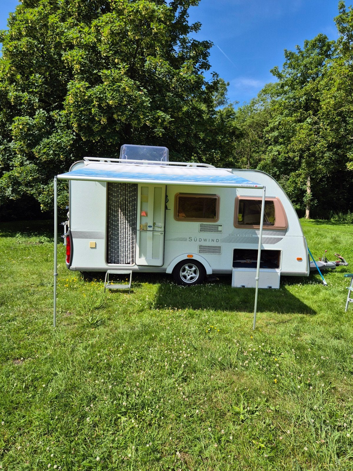 Knaus Südwind Gold edition (bj 2005) met mover, Mover, Vast bed, Treinzit, 750 - 1000 kg