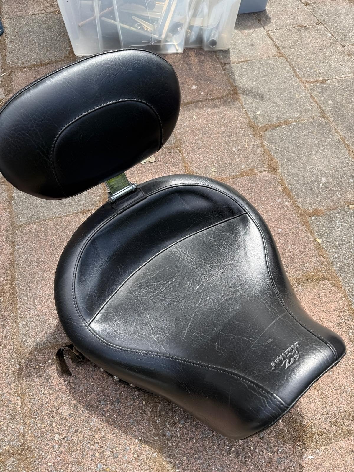 Mustang zadel met backrest Harley Dyna en Wideglide 06-17, Motoren, Ophalen