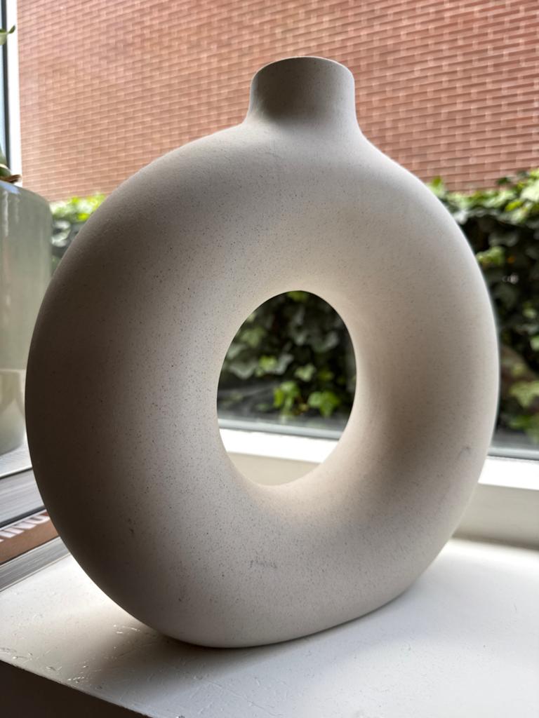 Moderne donut vaas - Beige/Wit - Keramiek - 28cm, Gebruikt, Overige kleuren, Aardewerk of Porselein, Ophalen of Verzenden