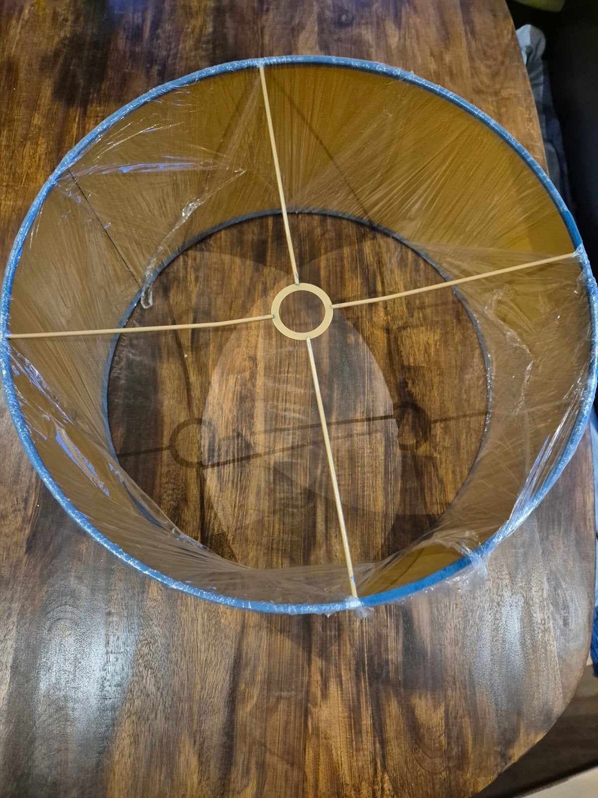 Nieuw; blauwe suède lampenkap, 50 cm, goudkleurig binnenin, Blauw, Rond, Nieuw, Ophalen of Verzenden