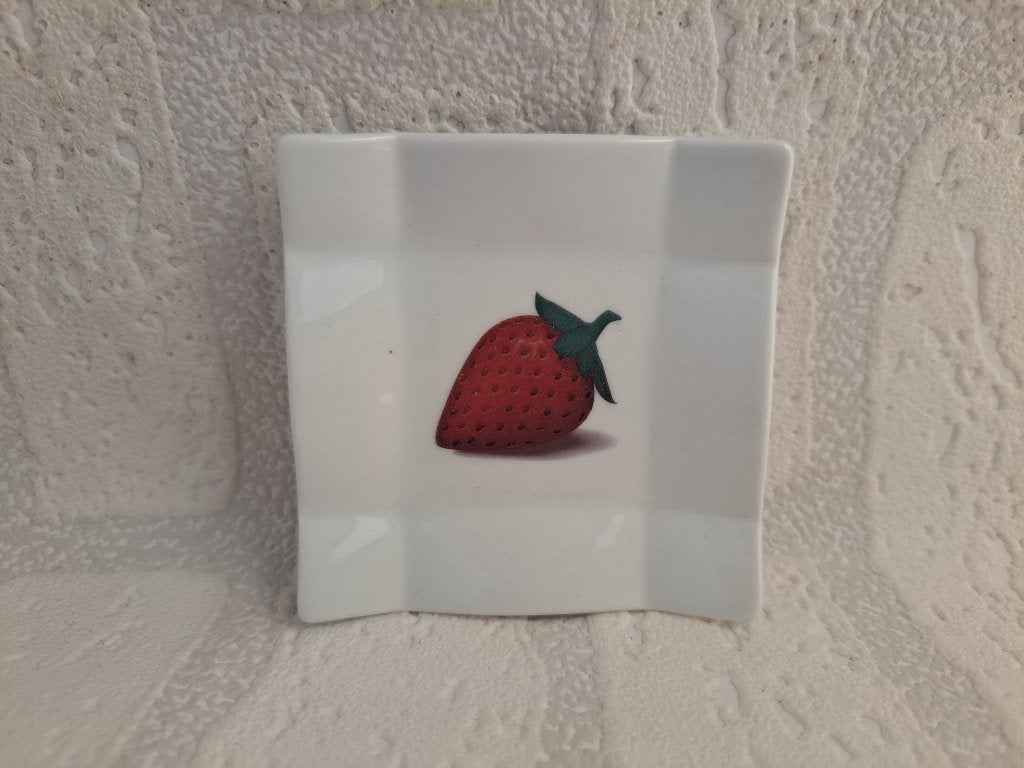 Porselein amuse schaaltje met aardbei afbeelding 8x8x1.5cm, Nieuw, Ophalen of Verzenden, Schaal of Schalen, Overige stijlen