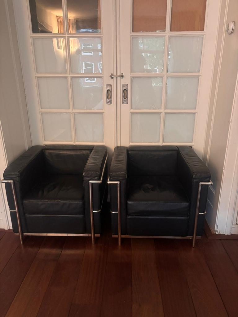 Set van 2 Le Corbusier LC2 fauteuils - Zwart leer, Huis en Inrichting, Fauteuils, Ophalen, Zo goed als nieuw, Leer, 75 tot 100 cm