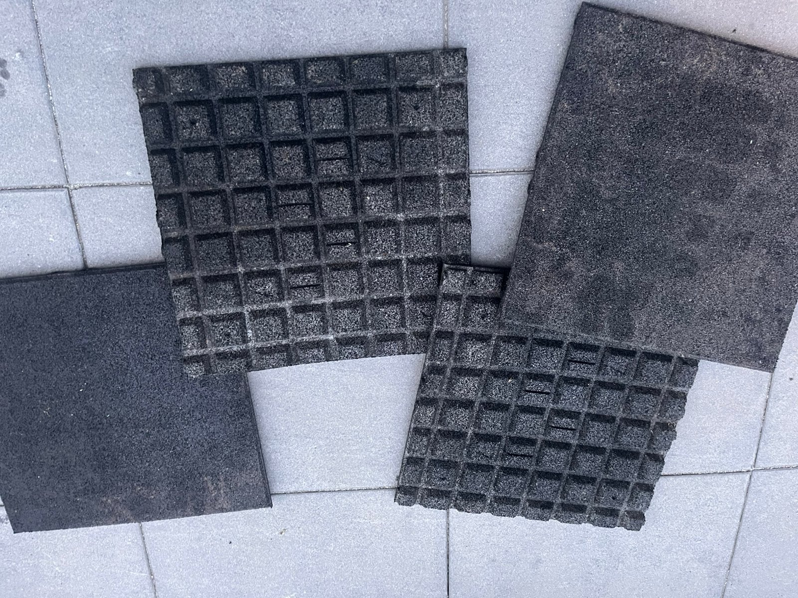 4 Rubber tegels 50x50x2,5, Ophalen, Zo goed als nieuw, Rubber, Overige typen