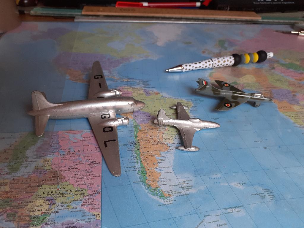 3 vliegtuigjes Dinky Toys  Hawker Hunter, Shooting Star, Verzenden, Zo goed als nieuw, Overige typen