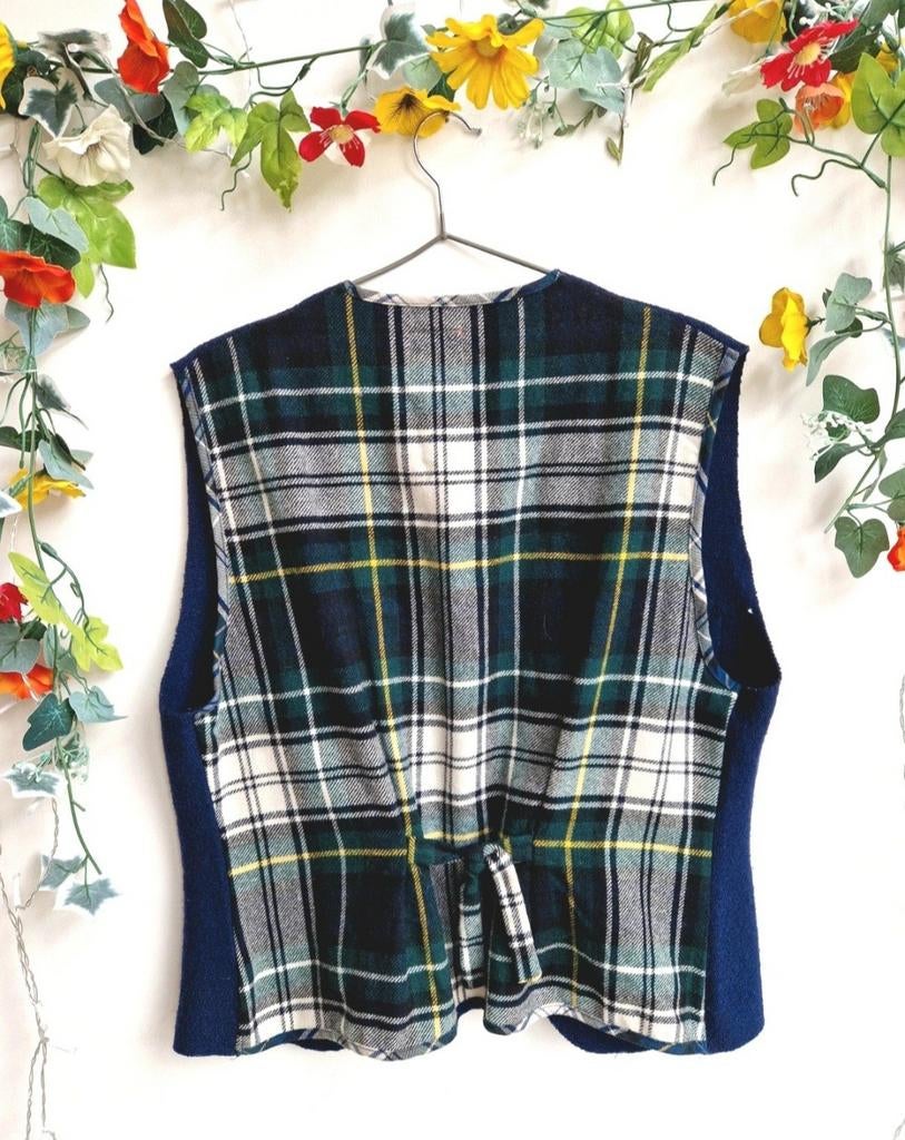 Uniek vintage wollen trachten hartjes en strikjes gilet, Ophalen of Verzenden, Zo goed als nieuw, Maat 38/40 (M), Blauw