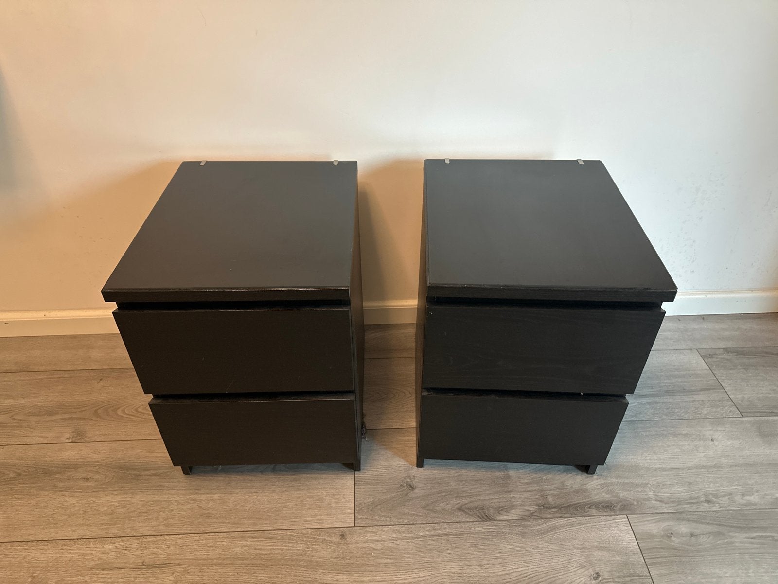 IKEA Malm Nachtkastjes met Glasplaat (Set van 2), Huis en Inrichting, Ophalen, Gebruikt, Minder dan 45 cm, 55 tot 70 cm