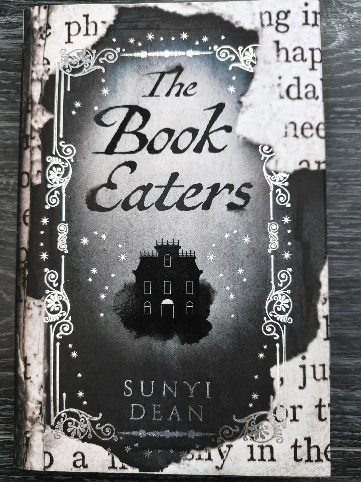 The Book Eaters - Sunyi Dean, gesigneerd, illumicrate, Boeken, Ophalen of Verzenden, Nieuw, Sunyi Dean