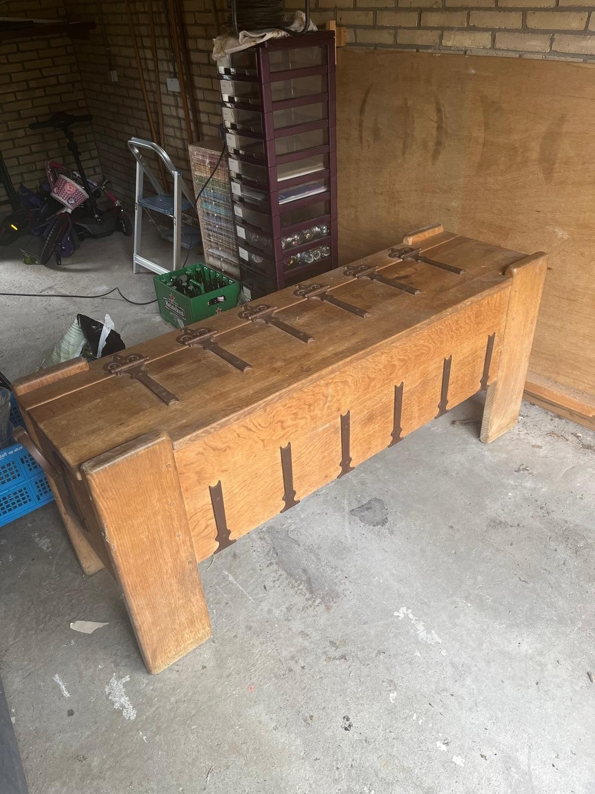 Antieke houten kistbank met smeedijzeren details, Ophalen