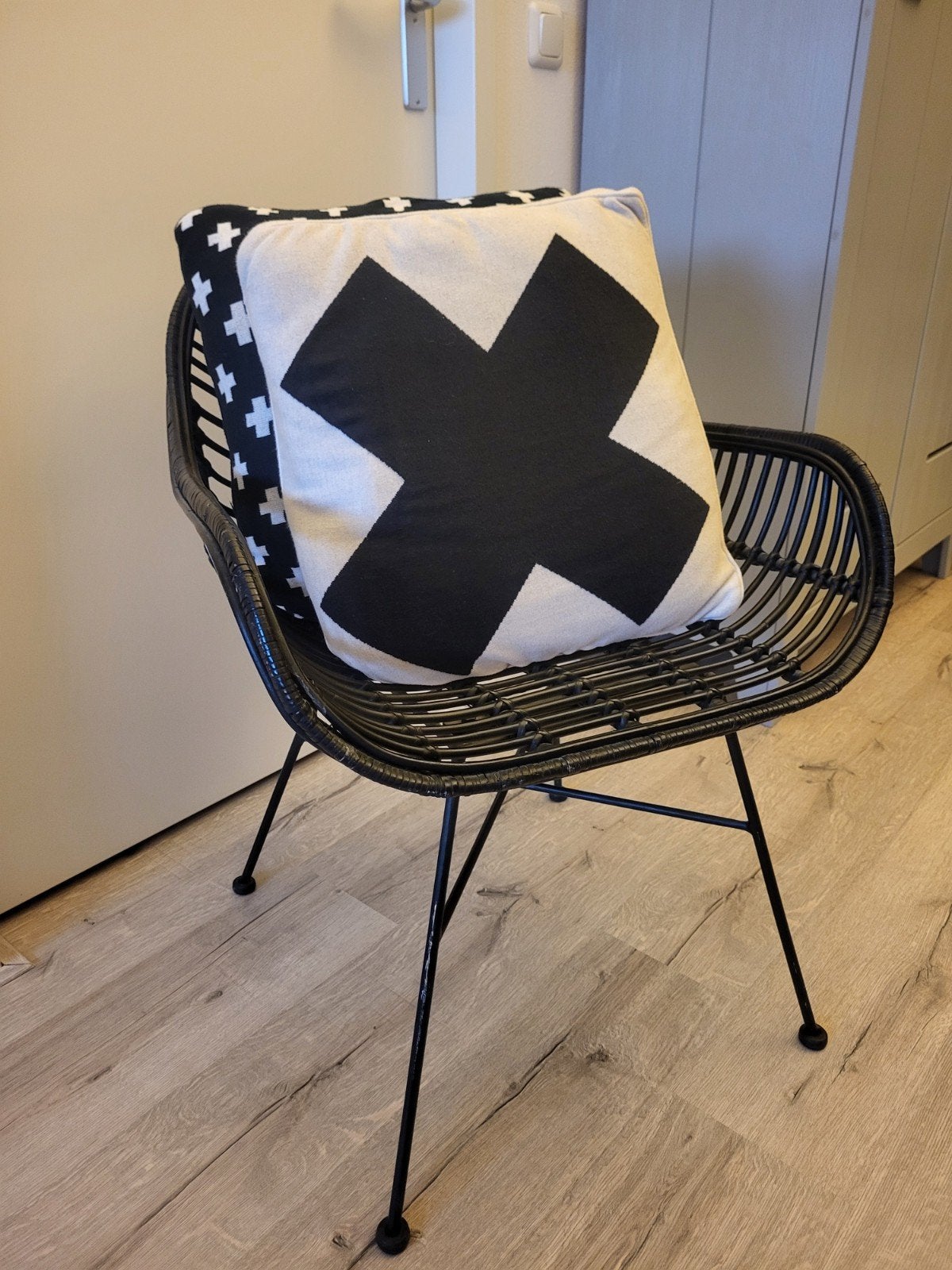 Zwarte rotan stoel met metalen poten, Ophalen, Modern, Bohemian, Zwart, Zo goed als nieuw