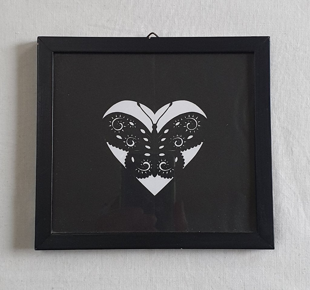 Ingelijste knipselkunst van N. Jorritsma: vlinder in hart, Verzenden